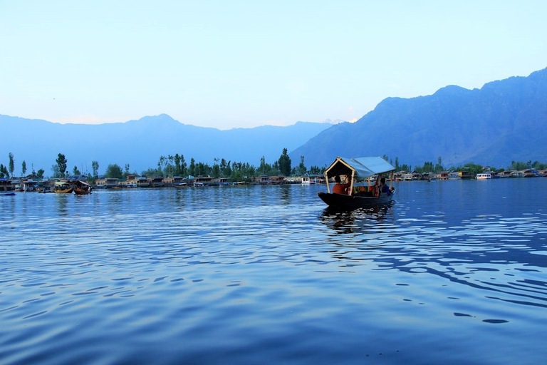 Houseboat ride at srinagar